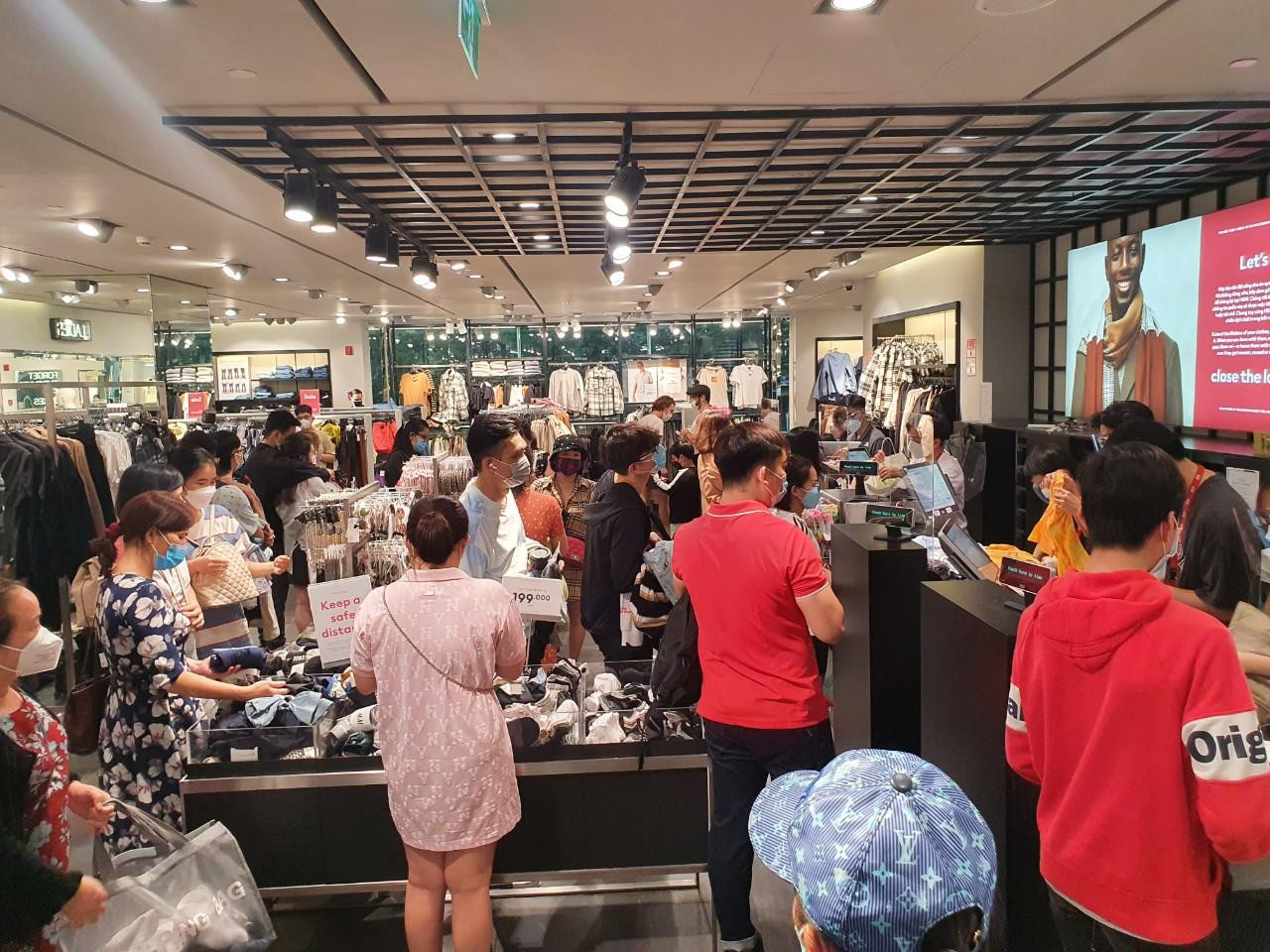 Chiều 3/1, tại những trung tâm thương mại lớn như Vincom (quận 1), Aeon, Vạn Hạnh mall... khách hàng đến mua sắm quần áo, giày dép, túi xách rất đông. Tại khu vực thanh toán của một shop thời trang, các sản phẩm đều đồng giá từ 99.000 đồng nên khách mua hàng chờ thanh toán khá lâu. "Lúc cao điểm như chiều tối, thời gian chờ có thể cả tiếng đồng hồ nhưng chúng tôi đều trật tự xếp hàng chờ đến lượt" - bạn Thanh Hoa (19 tuổi, ngụ quận 3) cho hay.