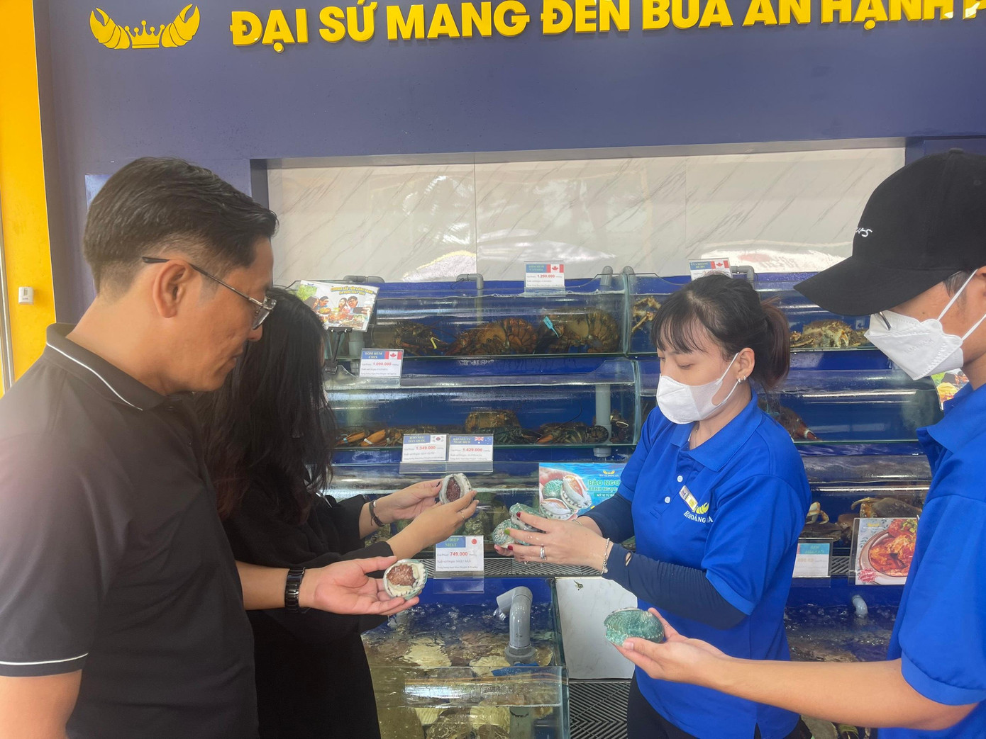 Cửa hàng hải sản nhập khẩu giảm giá nhiều mặt hàng tới 20%, thu hút khá đông khách sỉ và lẻ đến mua về chế biến ăn lễ