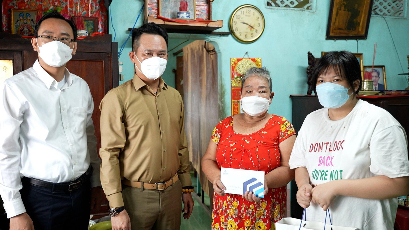 Anh Đặng Hồng Anh (từ 2 từ trái qua) tặng quà Tết cho em Lê Thị Thanh Trang Anh Đặng Hồng Anh (từ 2 từ trái qua) tặng quà Tết cho em Lê Thị Thanh Trang