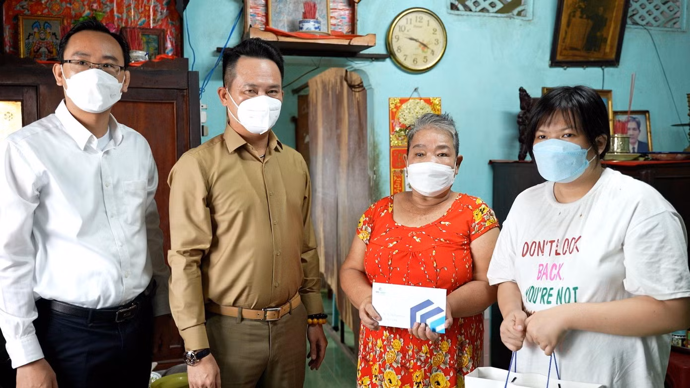Anh Đặng Hồng Anh (từ 2 từ trái qua) tặng quà Tết cho em Lê Thị Thanh Trang Anh Đặng Hồng Anh (từ 2 từ trái qua) tặng quà Tết cho em Lê Thị Thanh Trang