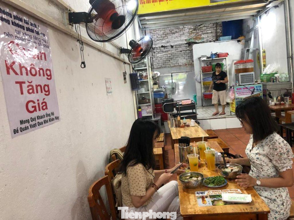 Trong khi đó, quán Bún mắm trên đường Hoa Sứ (quận Phú Nhuận) còn treo hẳn biển “Quán không tăng giá” ngay trước tiệm tạo nhiều thiện cảm với thực khách. Trong khi đó, quán Bún mắm trên đường Hoa Sứ (quận Phú Nhuận) còn treo hẳn biển “Quán không tăng giá” ngay trước tiệm tạo nhiều thiện cảm với thực khách.