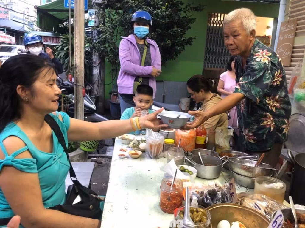 Ông Minh tâm sự, gia đình ông cũng từng có giai đoạn khó khăn nên thấu hiểu được sự vất vả, nhọc nhằn của người lao động, sinh viên… Dù bán ít lời nhưng thấy ai cũng khen ngon miệng, no bụng thì ông cũng thấy hạnh phúc. Ông Minh tâm sự, gia đình ông cũng từng có giai đoạn khó khăn nên thấu hiểu được sự vất vả, nhọc nhằn của người lao động, sinh viên… Dù bán ít lời nhưng thấy ai cũng khen ngon miệng, no bụng thì ông cũng thấy hạnh phúc.