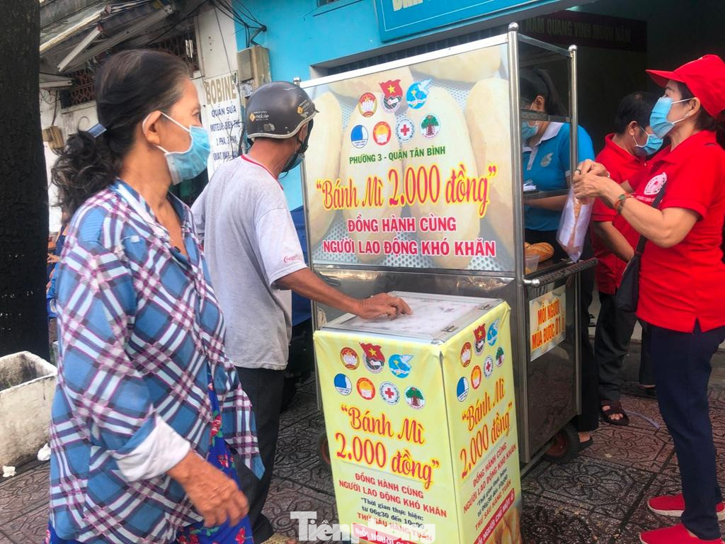 Từ đầu tháng 6 đến nay, cứ đến thứ Sáu cuối tuần, trước Ban Bảo vệ dân phố phường 3 (quận Tân Bình) lại nhộn nhịp hẳn khi mô hình xe “Bánh mì 2.000 đồng” đi vào hoạt động. Từ đầu tháng 6 đến nay, cứ đến thứ Sáu cuối tuần, trước Ban Bảo vệ dân phố phường 3 (quận Tân Bình) lại nhộn nhịp hẳn khi mô hình xe “Bánh mì 2.000 đồng” đi vào hoạt động.