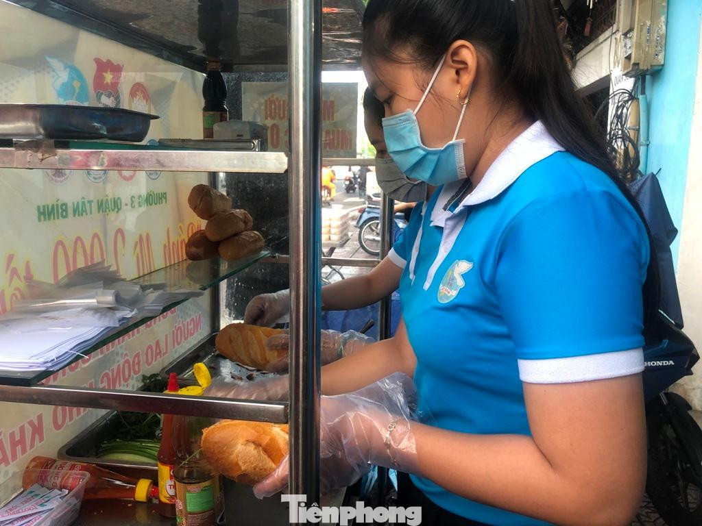 Các cán bộ ở nhiều đoàn thể như Hội chữ thập đỏ, Đoàn thanh niên, Hội LHPN phường 3 liên tục xắt thịt, chả, hành, dưa leo… nhét đầy ổ bánh mì, bán với giá 2.000 đồng. Khách hàng đều là những người lao động khó khăn, học sinh, sinh viên... Các cán bộ ở nhiều đoàn thể như Hội chữ thập đỏ, Đoàn thanh niên, Hội LHPN phường 3 liên tục xắt thịt, chả, hành, dưa leo… nhét đầy ổ bánh mì, bán với giá 2.000 đồng. Khách hàng đều là những người lao động khó khăn, học sinh, sinh viên...