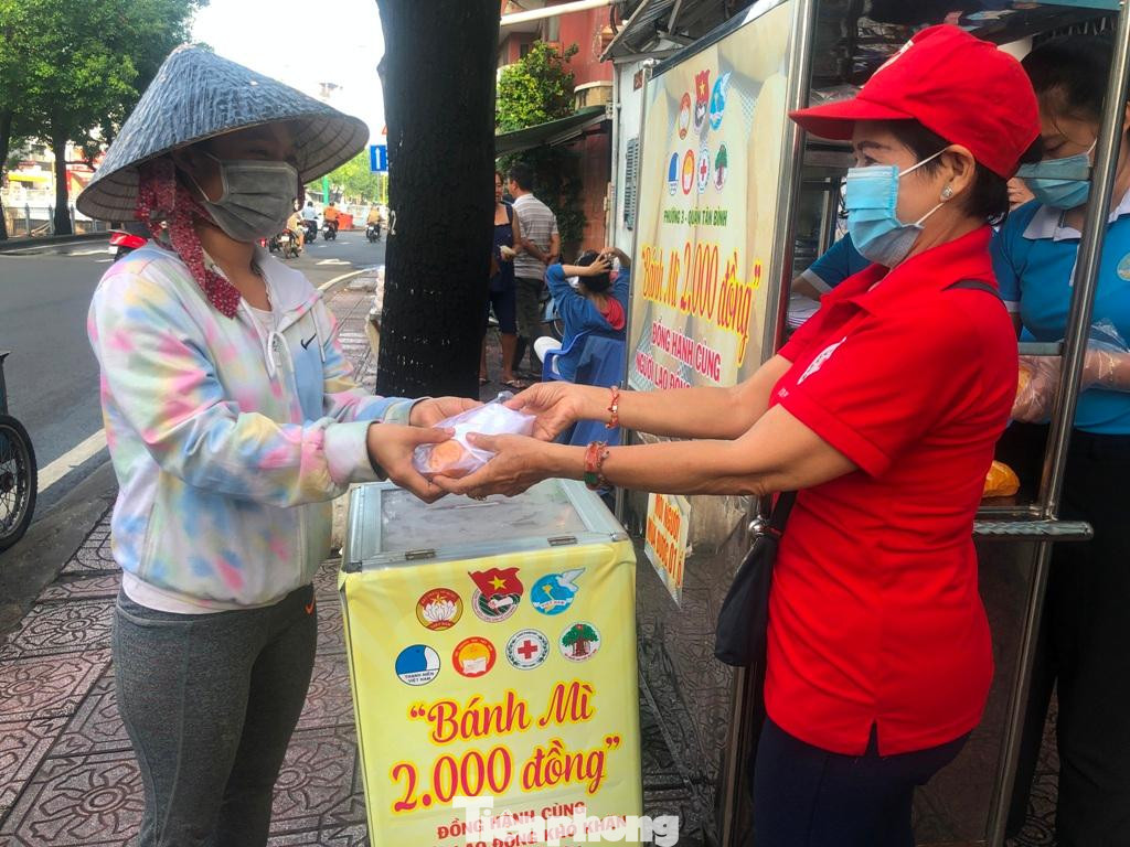 Phó Chủ tịch Hội Chữ thập đỏ phường 3, bà Lê thị Tuyết Mai cho biết: “Để hỗ trợ người lao động, công nhân khó khăn có được bữa ăn sáng với chi phí thấp, có thêm kinh phí dành dụm cho gia đình, chúng tôi đã lập ra xe bánh mì này. Bán bánh mì với giá hỗ trợ để người mua không cảm thấy ngại khi đến nhận bánh. Mô hình được duy trì vào mỗi thứ 6 hàng tuần. Chúng tôi cũng sẽ tăng số lượng bánh trong những lần tới để ai cũng có thể mua được”. Phó Chủ tịch Hội Chữ thập đỏ phường 3, bà Lê thị Tuyết Mai cho biết: “Để hỗ trợ người lao động, công nhân khó khăn có được bữa ăn sáng với chi phí thấp, có thêm kinh phí dành dụm cho gia đình, chúng tôi đã lập ra xe bánh mì này. Bán bánh mì với giá hỗ trợ để người mua không cảm thấy ngại khi đến nhận bánh. Mô hình được duy trì vào mỗi thứ 6 hàng tuần. Chúng tôi cũng sẽ tăng số lượng bánh trong những lần tới để ai cũng có thể mua được”.