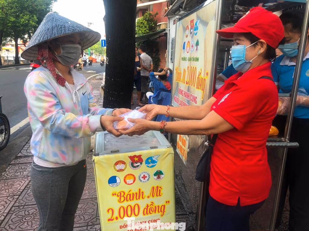 Phó Chủ tịch Hội Chữ thập đỏ phường 3, bà Lê thị Tuyết Mai cho biết: “Để hỗ trợ người lao động, công nhân khó khăn có được bữa ăn sáng với chi phí thấp, có thêm kinh phí dành dụm cho gia đình, chúng tôi đã lập ra xe bánh mì này. Bán bánh mì với giá hỗ trợ để người mua không cảm thấy ngại khi đến nhận bánh. Mô hình được duy trì vào mỗi thứ 6 hàng tuần. Chúng tôi cũng sẽ tăng số lượng bánh trong những lần tới để ai cũng có thể mua được”. Phó Chủ tịch Hội Chữ thập đỏ phường 3, bà Lê thị Tuyết Mai cho biết: “Để hỗ trợ người lao động, công nhân khó khăn có được bữa ăn sáng với chi phí thấp, có thêm kinh phí dành dụm cho gia đình, chúng tôi đã lập ra xe bánh mì này. Bán bánh mì với giá hỗ trợ để người mua không cảm thấy ngại khi đến nhận bánh. Mô hình được duy trì vào mỗi thứ 6 hàng tuần. Chúng tôi cũng sẽ tăng số lượng bánh trong những lần tới để ai cũng có thể mua được”.