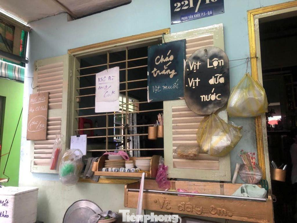 Tại đây, một tô cháo trắng giá 1.000 đồng, các món ăn kèm, khách tùy chọn như trứng vịt muối, dưa mắm, kho quẹt, cá kho… dao động 2.000-10.000 đồng. Khách của quán đa số là công nhân, người bán vé số, nhặt ve chai, thợ hồ, học sinh, sinh viên… Sau này cũng có cả những người thu nhập khá hơn tới ăn. Theo khách ăn cháo, đây là quán cháo “bao no” vì giá rẻ, đến là no bụng. Tại đây, một tô cháo trắng giá 1.000 đồng, các món ăn kèm, khách tùy chọn như trứng vịt muối, dưa mắm, kho quẹt, cá kho… dao động 2.000-10.000 đồng. Khách của quán đa số là công nhân, người bán vé số, nhặt ve chai, thợ hồ, học sinh, sinh viên… Sau này cũng có cả những người thu nhập khá hơn tới ăn. Theo khách ăn cháo, đây là quán cháo “bao no” vì giá rẻ, đến là no bụng.