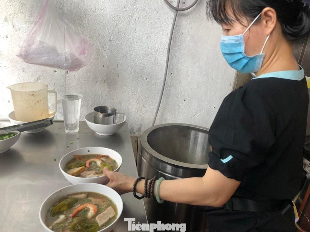 Chị Nguyễn Thị Minh, quản lý quán bún mắm cho biết, từ khi xăng tăng giá kỷ lục lên 30.000 đồng/lít thì nguyên liệu đều tăng theo từ 30-50%. “Mặc dù chúng tôi gặp rất nhiều khó khăn nhưng vẫn nhất quyết không tăng giá trong suốt 2 năm qua. Muốn giữ giá, chúng tôi mỗi ngày đều đến chợ đầu mối để mua thực phẩm giá sỉ, liên hệ với nhà vườn để mua thực phẩm trực tiếp không thông qua thương lái. Thôi thì mình lời ít lại một chút để giữ khách, cũng là chung tay giúp khách hàng yên tâm khi đến ăn uống” - chị Minh trải lòng. Chị Nguyễn Thị Minh, quản lý quán bún mắm cho biết, từ khi xăng tăng giá kỷ lục lên 30.000 đồng/lít thì nguyên liệu đều tăng theo từ 30-50%. “Mặc dù chúng tôi gặp rất nhiều khó khăn nhưng vẫn nhất quyết không tăng giá trong suốt 2 năm qua. Muốn giữ giá, chúng tôi mỗi ngày đều đến chợ đầu mối để mua thực phẩm giá sỉ, liên hệ với nhà vườn để mua thực phẩm trực tiếp không thông qua thương lái. Thôi thì mình lời ít lại một chút để giữ khách, cũng là chung tay giúp khách hàng yên tâm khi đến ăn uống” - chị Minh trải lòng.