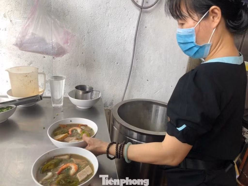 Chị Nguyễn Thị Minh, quản lý quán bún mắm cho biết, từ khi xăng tăng giá kỷ lục lên 30.000 đồng/lít thì nguyên liệu đều tăng theo từ 30-50%. “Mặc dù chúng tôi gặp rất nhiều khó khăn nhưng vẫn nhất quyết không tăng giá trong suốt 2 năm qua. Muốn giữ giá, chúng tôi mỗi ngày đều đến chợ đầu mối để mua thực phẩm giá sỉ, liên hệ với nhà vườn để mua thực phẩm trực tiếp không thông qua thương lái. Thôi thì mình lời ít lại một chút để giữ khách, cũng là chung tay giúp khách hàng yên tâm khi đến ăn uống” - chị Minh trải lòng. Chị Nguyễn Thị Minh, quản lý quán bún mắm cho biết, từ khi xăng tăng giá kỷ lục lên 30.000 đồng/lít thì nguyên liệu đều tăng theo từ 30-50%. “Mặc dù chúng tôi gặp rất nhiều khó khăn nhưng vẫn nhất quyết không tăng giá trong suốt 2 năm qua. Muốn giữ giá, chúng tôi mỗi ngày đều đến chợ đầu mối để mua thực phẩm giá sỉ, liên hệ với nhà vườn để mua thực phẩm trực tiếp không thông qua thương lái. Thôi thì mình lời ít lại một chút để giữ khách, cũng là chung tay giúp khách hàng yên tâm khi đến ăn uống” - chị Minh trải lòng.