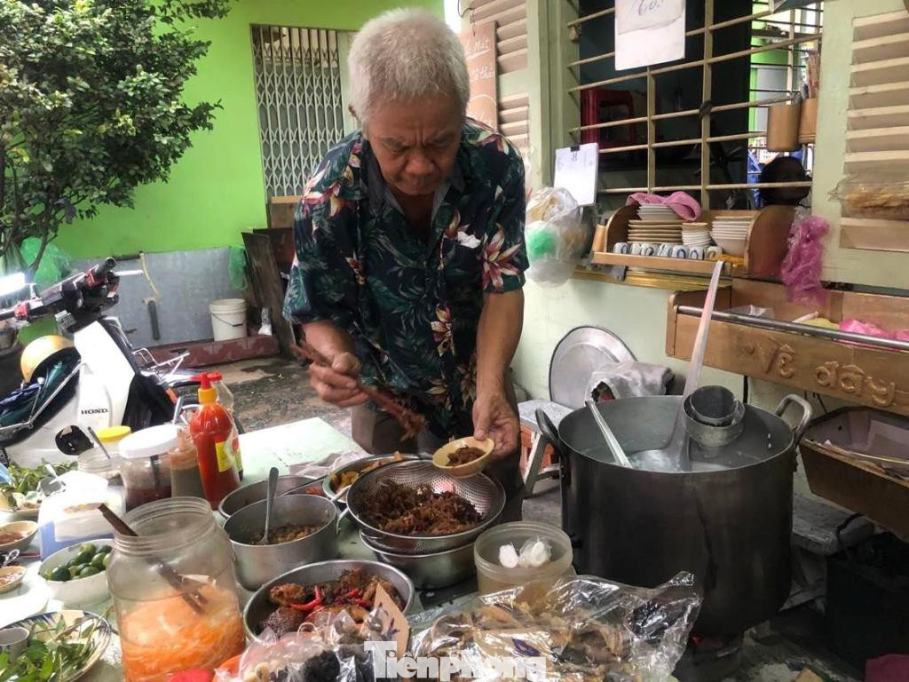 “Mỗi đợt xăng lên giá, thịt trứng lên theo, khách hỏi tôi có tăng giá bán cháo không? Nói thật, tôi không có ý thay đổi gì cả. Xăng dầu tăng nhưng giá gạo không lên, mình cũng không tốn tiền thuê mặt bằng, nhân viên nên chúng tôi muốn bán rẻ cho mọi người ăn no bụng. Nếu cần, tôi giảm lượng thức ăn kèm, giữ nguyên giá để phục vụ bà con” - ông Minh nói. “Mỗi đợt xăng lên giá, thịt trứng lên theo, khách hỏi tôi có tăng giá bán cháo không? Nói thật, tôi không có ý thay đổi gì cả. Xăng dầu tăng nhưng giá gạo không lên, mình cũng không tốn tiền thuê mặt bằng, nhân viên nên chúng tôi muốn bán rẻ cho mọi người ăn no bụng. Nếu cần, tôi giảm lượng thức ăn kèm, giữ nguyên giá để phục vụ bà con” - ông Minh nói.
