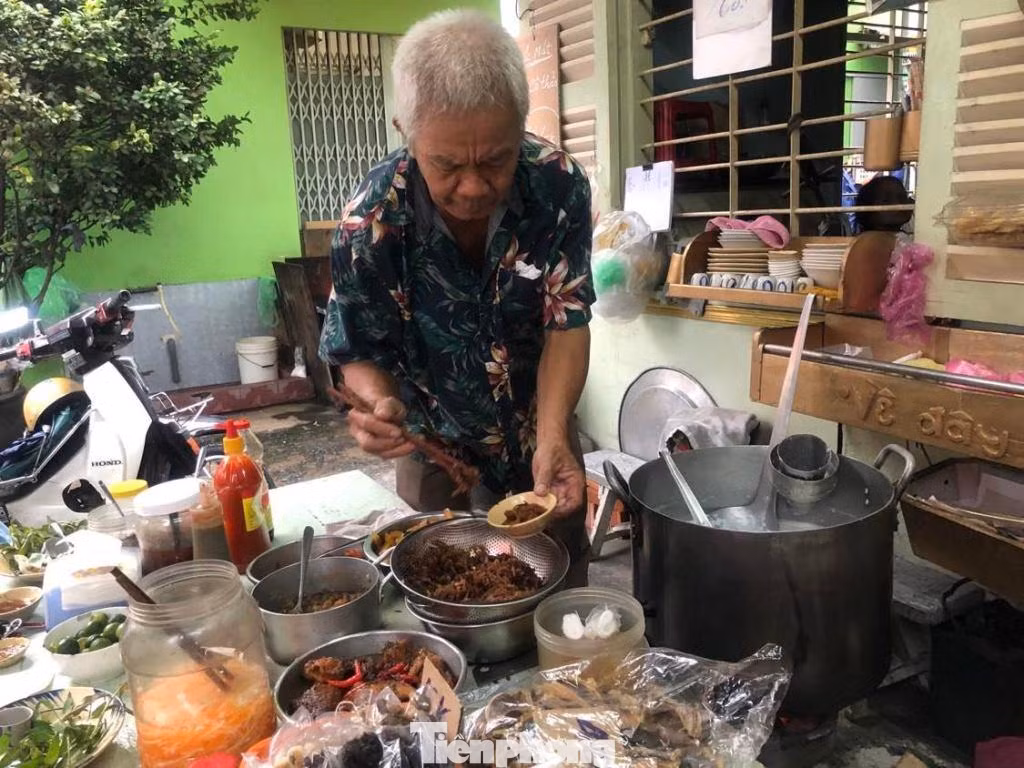 “Mỗi đợt xăng lên giá, thịt trứng lên theo, khách hỏi tôi có tăng giá bán cháo không? Nói thật, tôi không có ý thay đổi gì cả. Xăng dầu tăng nhưng giá gạo không lên, mình cũng không tốn tiền thuê mặt bằng, nhân viên nên chúng tôi muốn bán rẻ cho mọi người ăn no bụng. Nếu cần, tôi giảm lượng thức ăn kèm, giữ nguyên giá để phục vụ bà con” - ông Minh nói. “Mỗi đợt xăng lên giá, thịt trứng lên theo, khách hỏi tôi có tăng giá bán cháo không? Nói thật, tôi không có ý thay đổi gì cả. Xăng dầu tăng nhưng giá gạo không lên, mình cũng không tốn tiền thuê mặt bằng, nhân viên nên chúng tôi muốn bán rẻ cho mọi người ăn no bụng. Nếu cần, tôi giảm lượng thức ăn kèm, giữ nguyên giá để phục vụ bà con” - ông Minh nói.