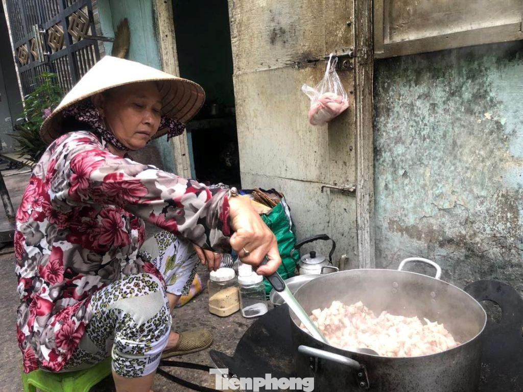 Quán cháo "1.000 đồng" có cái tên dễ thương "Về đây em" nằm ở địa chỉ 221/10 Phan Văn Khỏe (phường 5, quận 6, TPHCM). Tại đây, vợ chồng ông Phan Công Minh (68 tuổi) luôn tay kho thịt, làm cá, nấu cháo... để phục vụ khách mỗi buổi chiều. Được biết khi mở quán vào năm 2003, giá bán mỗi tô cháo trắng là 500 đồng, nhưng đến năm 2012, tờ 500 đồng không còn phổ biến nên ông bà thống nhất tăng giá bán lên 1.000 đồng/tô và giữ giá đó đến bây giờ. Quán cháo "1.000 đồng" có cái tên dễ thương "Về đây em" nằm ở địa chỉ 221/10 Phan Văn Khỏe (phường 5, quận 6, TPHCM). Tại đây, vợ chồng ông Phan Công Minh (68 tuổi) luôn tay kho thịt, làm cá, nấu cháo... để phục vụ khách mỗi buổi chiều. Được biết khi mở quán vào năm 2003, giá bán mỗi tô cháo trắng là 500 đồng, nhưng đến năm 2012, tờ 500 đồng không còn phổ biến nên ông bà thống nhất tăng giá bán lên 1.000 đồng/tô và giữ giá đó đến bây giờ.