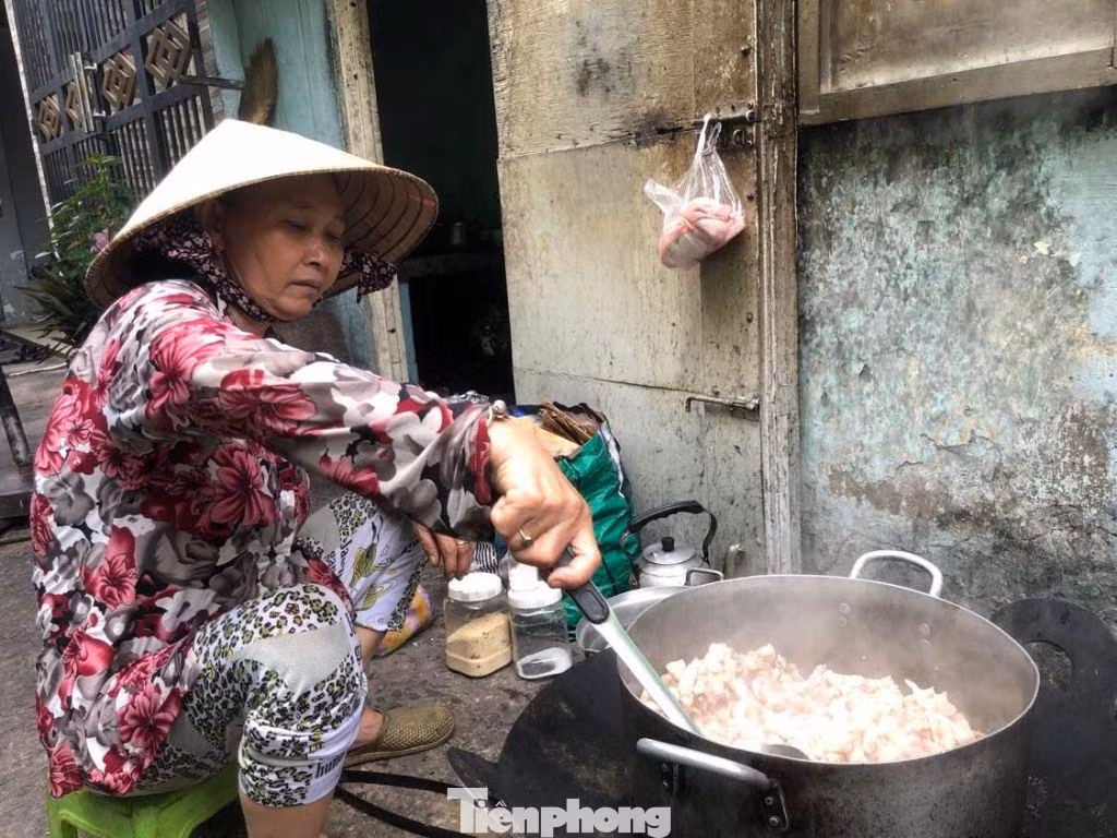 Quán cháo "1.000 đồng" có cái tên dễ thương "Về đây em" nằm ở địa chỉ 221/10 Phan Văn Khỏe (phường 5, quận 6, TPHCM). Tại đây, vợ chồng ông Phan Công Minh (68 tuổi) luôn tay kho thịt, làm cá, nấu cháo... để phục vụ khách mỗi buổi chiều. Được biết khi mở quán vào năm 2003, giá bán mỗi tô cháo trắng là 500 đồng, nhưng đến năm 2012, tờ 500 đồng không còn phổ biến nên ông bà thống nhất tăng giá bán lên 1.000 đồng/tô và giữ giá đó đến bây giờ. Quán cháo "1.000 đồng" có cái tên dễ thương "Về đây em" nằm ở địa chỉ 221/10 Phan Văn Khỏe (phường 5, quận 6, TPHCM). Tại đây, vợ chồng ông Phan Công Minh (68 tuổi) luôn tay kho thịt, làm cá, nấu cháo... để phục vụ khách mỗi buổi chiều. Được biết khi mở quán vào năm 2003, giá bán mỗi tô cháo trắng là 500 đồng, nhưng đến năm 2012, tờ 500 đồng không còn phổ biến nên ông bà thống nhất tăng giá bán lên 1.000 đồng/tô và giữ giá đó đến bây giờ.