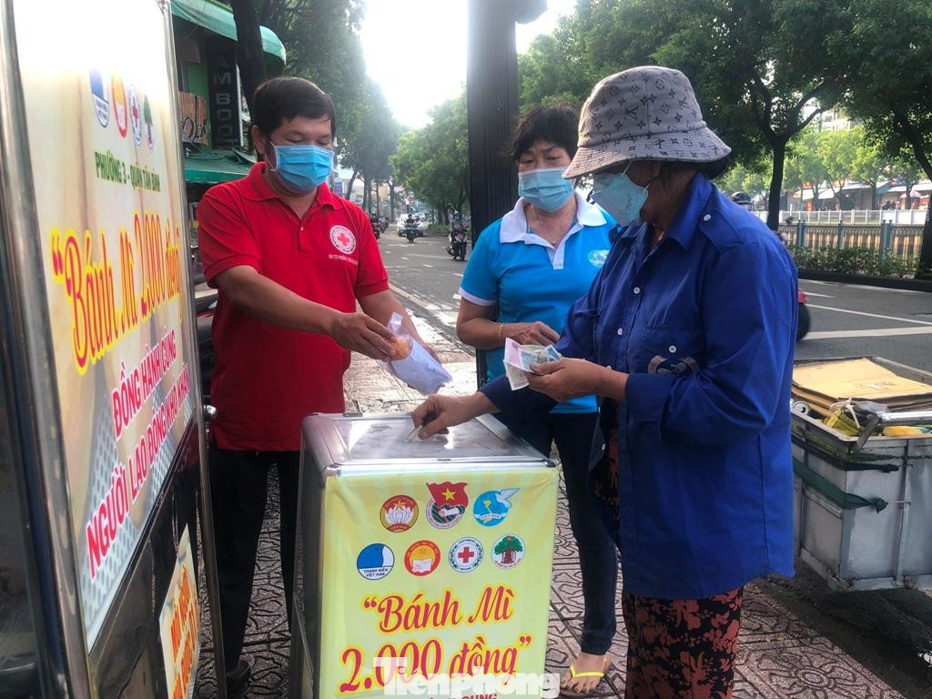 Nâng niu ổ bánh mì nóng hổi, bên trong ngập thịt, pate… bà Nguyễn Thị Trinh (56 tuổi, làm nghề nhặt ve chai) phấn khởi: “Mua bánh mì ở đây, tôi tiết kiệm được gần 20.000 đồng ăn uống trong ngày. Trong thời buổi vật giá tăng cao, có được những quầy hàng bán giá hỗ trợ thế này thì đỡ cho người nghèo nhiều lắm”. Nâng niu ổ bánh mì nóng hổi, bên trong ngập thịt, pate… bà Nguyễn Thị Trinh (56 tuổi, làm nghề nhặt ve chai) phấn khởi: “Mua bánh mì ở đây, tôi tiết kiệm được gần 20.000 đồng ăn uống trong ngày. Trong thời buổi vật giá tăng cao, có được những quầy hàng bán giá hỗ trợ thế này thì đỡ cho người nghèo nhiều lắm”.