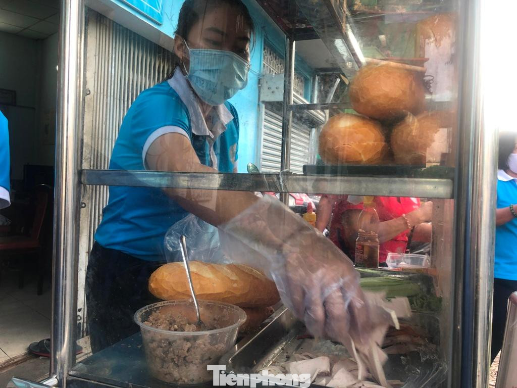 Đây là mô hình trên do Hội Chữ thập đỏ cùng các đoàn thể phường 3, quận Tân Bình thực hiện. Mỗi lần, khoảng hơn 200 ổ bánh mì nhanh chóng bán hết chỉ trong vòng một giờ đồng hồ khi mở bán. Đây là mô hình trên do Hội Chữ thập đỏ cùng các đoàn thể phường 3, quận Tân Bình thực hiện. Mỗi lần, khoảng hơn 200 ổ bánh mì nhanh chóng bán hết chỉ trong vòng một giờ đồng hồ khi mở bán.