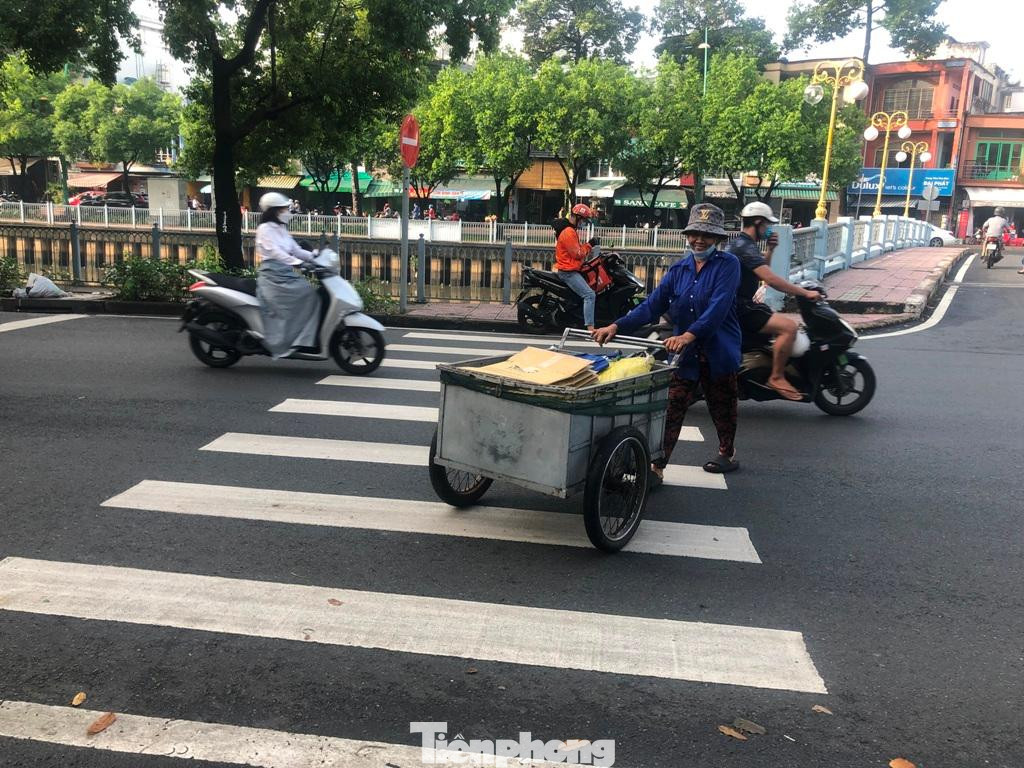 Sau khi mua được ổ bánh mì thịt, bà Trinh nhanh chóng bắt tay vào việc. "Ước mong ngày nào cũng có bánh mì 2.000 đồng để tôi được ăn no, có sức làm việc" - bà tâm sự. Sau khi mua được ổ bánh mì thịt, bà Trinh nhanh chóng bắt tay vào việc. "Ước mong ngày nào cũng có bánh mì 2.000 đồng để tôi được ăn no, có sức làm việc" - bà tâm sự.