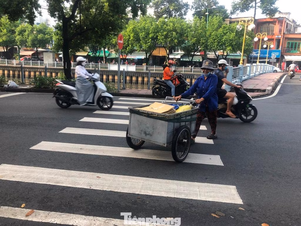 Sau khi mua được ổ bánh mì thịt, bà Trinh nhanh chóng bắt tay vào việc. "Ước mong ngày nào cũng có bánh mì 2.000 đồng để tôi được ăn no, có sức làm việc" - bà tâm sự. Sau khi mua được ổ bánh mì thịt, bà Trinh nhanh chóng bắt tay vào việc. "Ước mong ngày nào cũng có bánh mì 2.000 đồng để tôi được ăn no, có sức làm việc" - bà tâm sự.