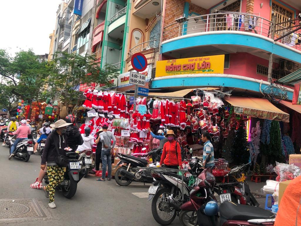 Người dân nhộn nhịp mua sắm đồ trang trí Giáng sinh trên đường Hải Thượng Lãn Ông (quận 5) Người dân nhộn nhịp mua sắm đồ trang trí Giáng sinh trên đường Hải Thượng Lãn Ông (quận 5)