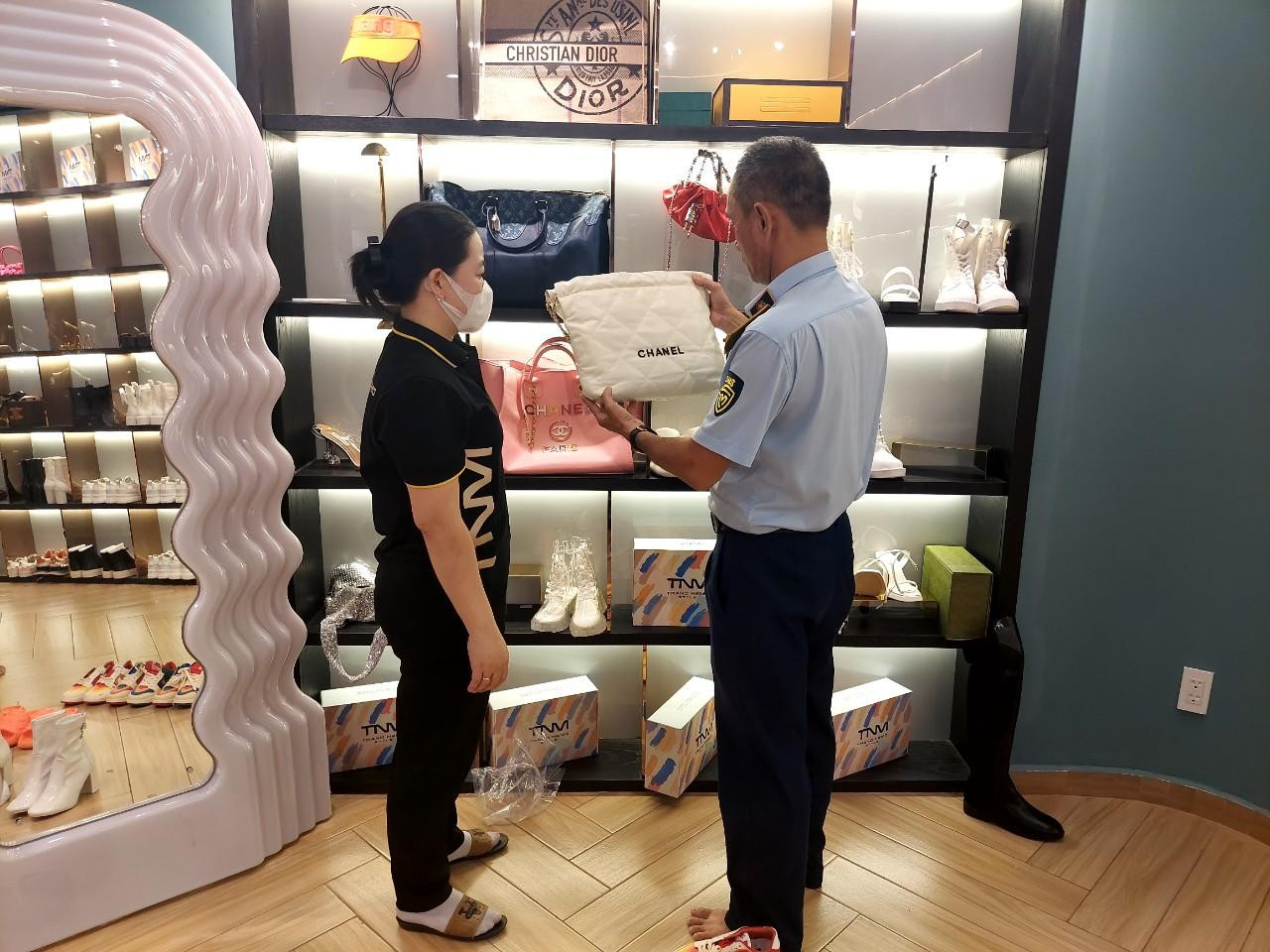 Nhiều hàng hoá trong cửa hàng không có hóa đơn chứng từ