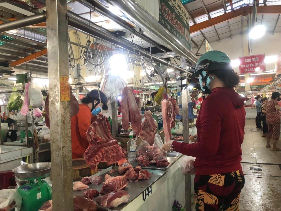 Thịt heo, rau củ tại chợ lẻ vẫn đứng ở mức cao