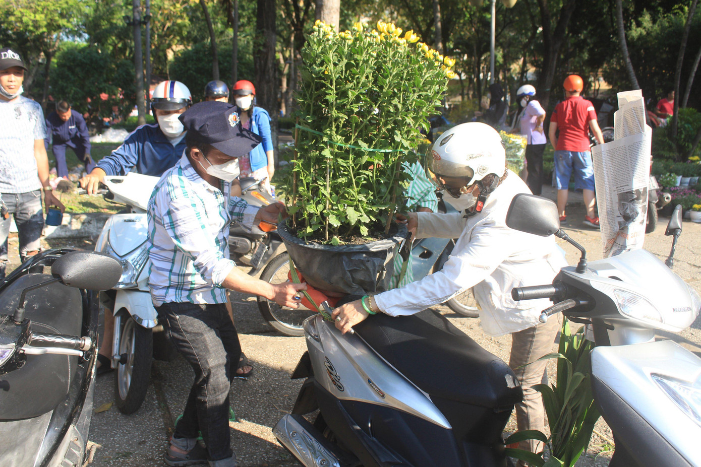 Khách mua hoa ngày cuối năm.