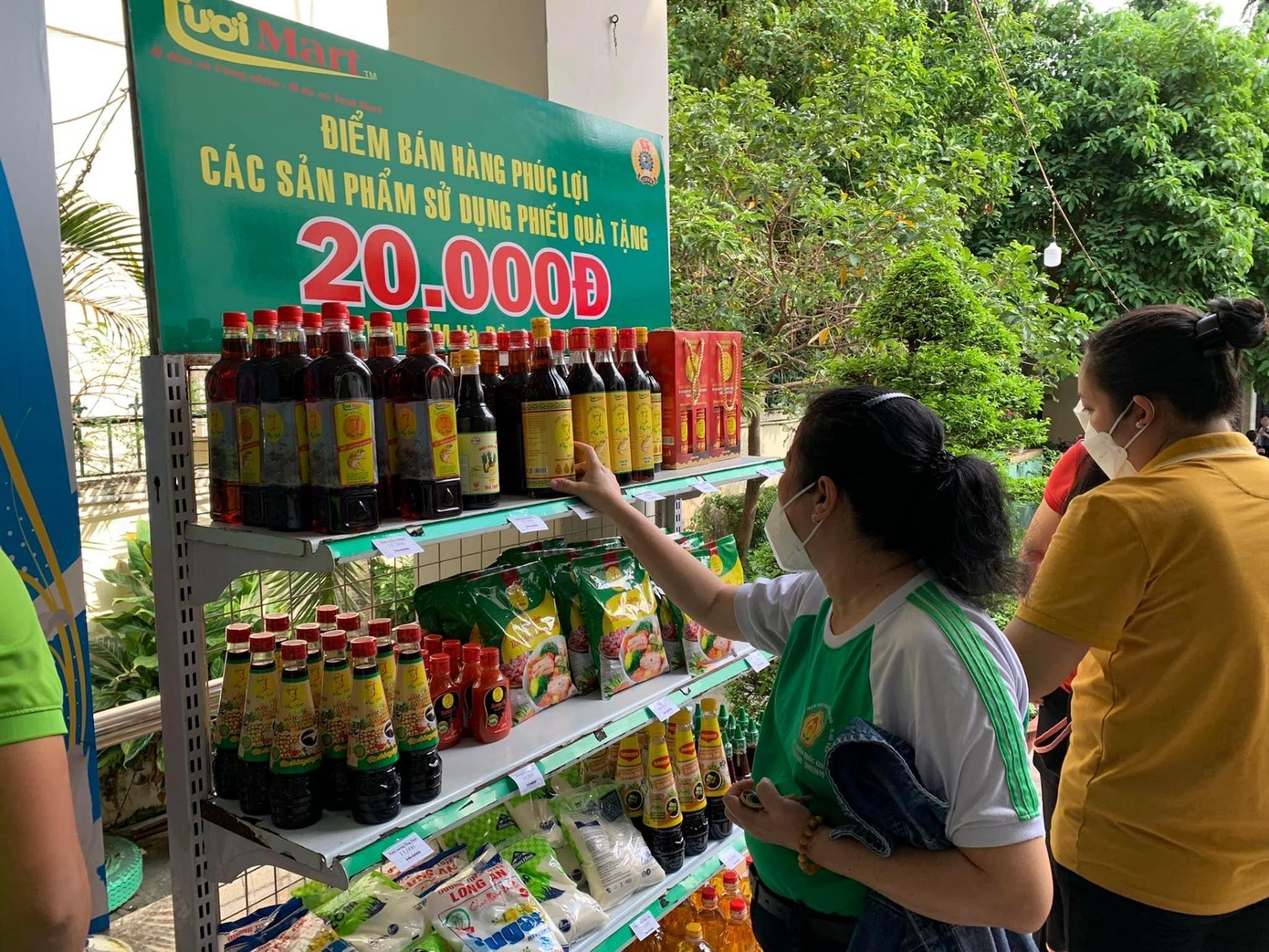 Công nhân được mua hàng bình ổn giá Công nhân được mua hàng bình ổn giá