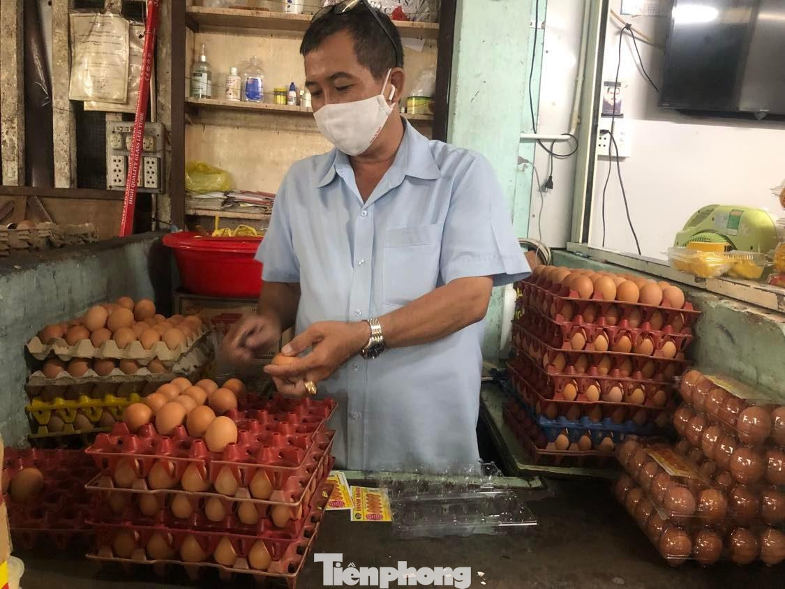 Tiểu thương có hơn 20 năm kinh doanh trứng cho biết, chưa bao giờ giá tăng cao như hiện nay