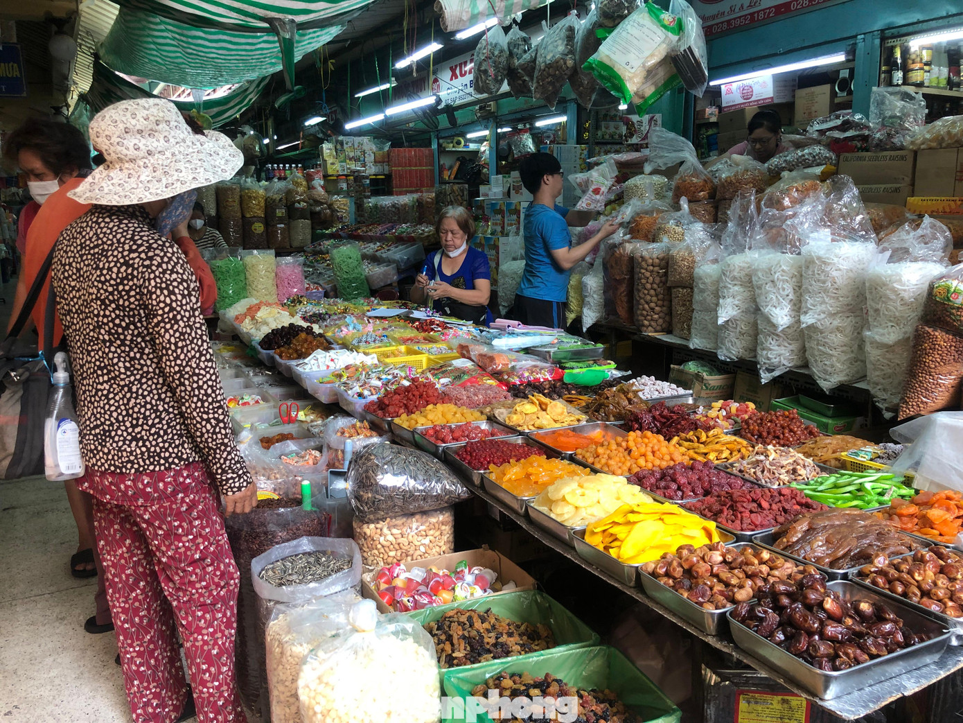 Hàng Tết ở chợ sức mua chưa cao