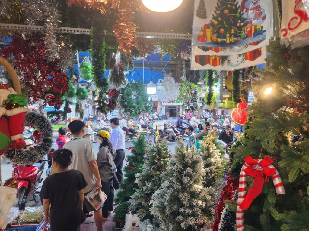 Lựa chọn những sản phẩm trang trí, chị Hương Giang (28 tuổi, nhân viên văn phòng) cho biết: “Năm nào mình cũng đến đây mua đồ trang trí Giáng sinh. Sau dịch, công ty có phần khó khăn do ít đơn hàng, điều đó cũng ảnh hưởng đến thu nhập, do vậy mình chỉ mua đồ trang trí giáng sinh đơn giản vừa đủ trang trí trên cây thông nhỏ để có không khí lễ và đón năm mới". Lựa chọn những sản phẩm trang trí, chị Hương Giang (28 tuổi, nhân viên văn phòng) cho biết: “Năm nào mình cũng đến đây mua đồ trang trí Giáng sinh. Sau dịch, công ty có phần khó khăn do ít đơn hàng, điều đó cũng ảnh hưởng đến thu nhập, do vậy mình chỉ mua đồ trang trí giáng sinh đơn giản vừa đủ trang trí trên cây thông nhỏ để có không khí lễ và đón năm mới".