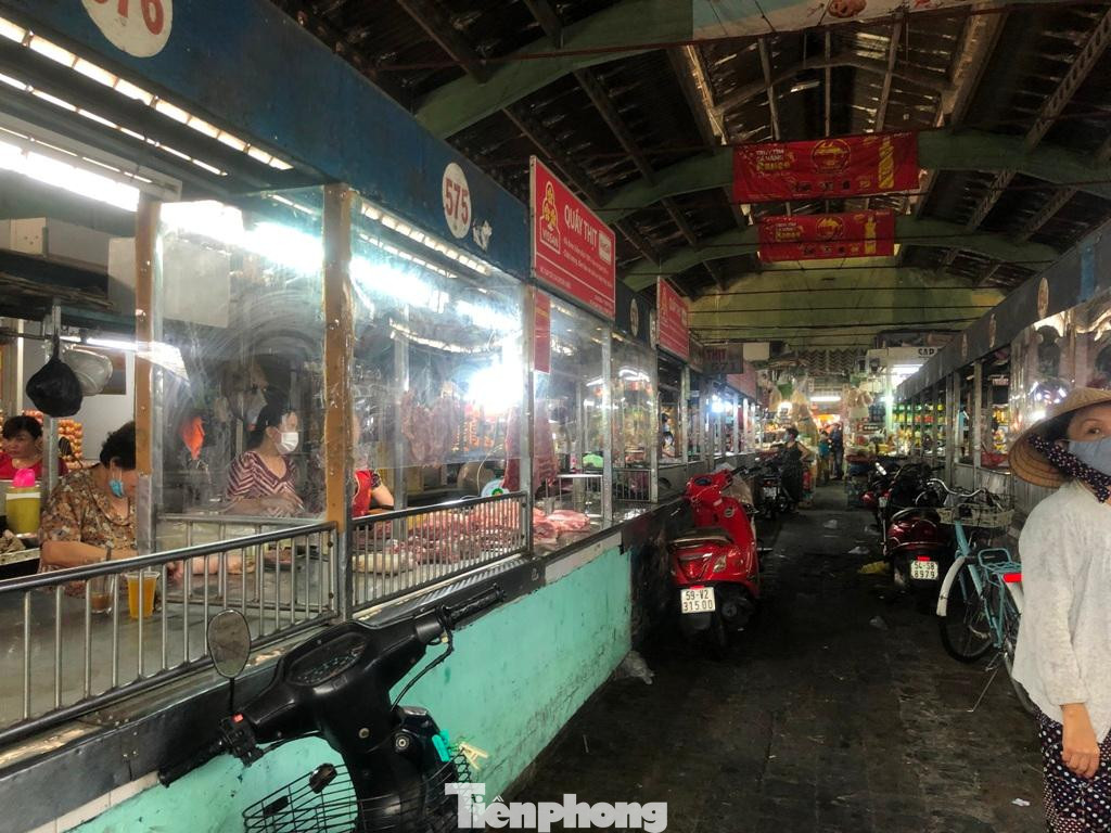 Khu vực kinh doanh thịt heo vắng cả người bán lẫn người mua dù trong giờ cao điểm chợ