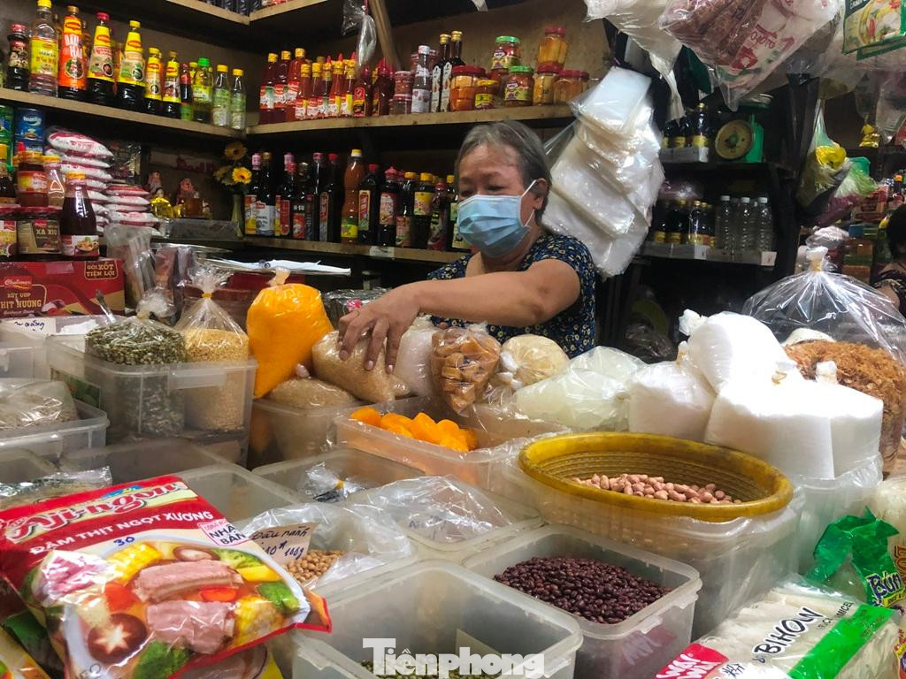 Bà Mười Hoa buồn hiu vì hàng hóa tăng giá, khách đến chợ vắng hơn trước