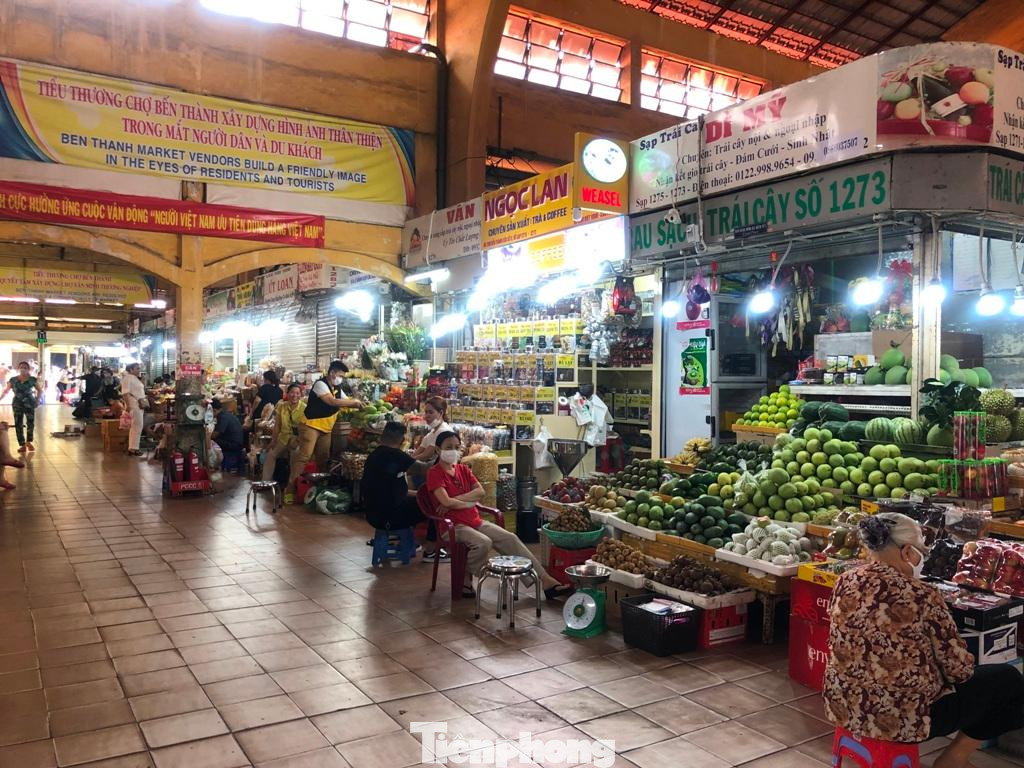 Dù đã bắt đầu có khách trở lại nhưng chợ Bến Thành (quận 1) vẫn thưa vắng do nhiều mặt hàng tăng giá theo xăng