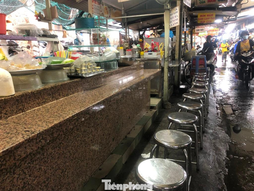 Một sạp chè trong chợ thường đông khách nay bỗng vắng hoe