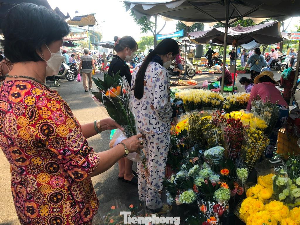 Bông đồng tiền có giá từ 20.000 đồng/bông. Một bó 5 bông tầm 100.000 đồng. Giá này có giá tăng từ 2-4 lần so với ngày thường. Bông đồng tiền có giá từ 20.000 đồng/bông. Một bó 5 bông tầm 100.000 đồng. Giá này có giá tăng từ 2-4 lần so với ngày thường.