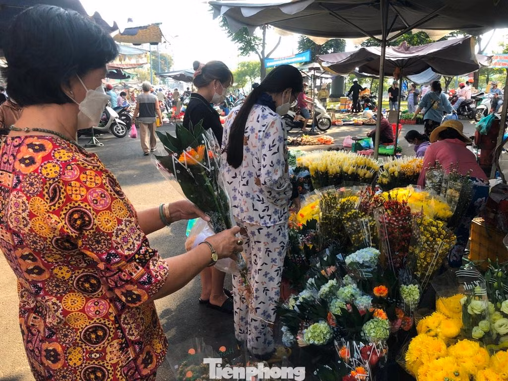 Bông đồng tiền có giá từ 20.000 đồng/bông. Một bó 5 bông tầm 100.000 đồng. Giá này có giá tăng từ 2-4 lần so với ngày thường.