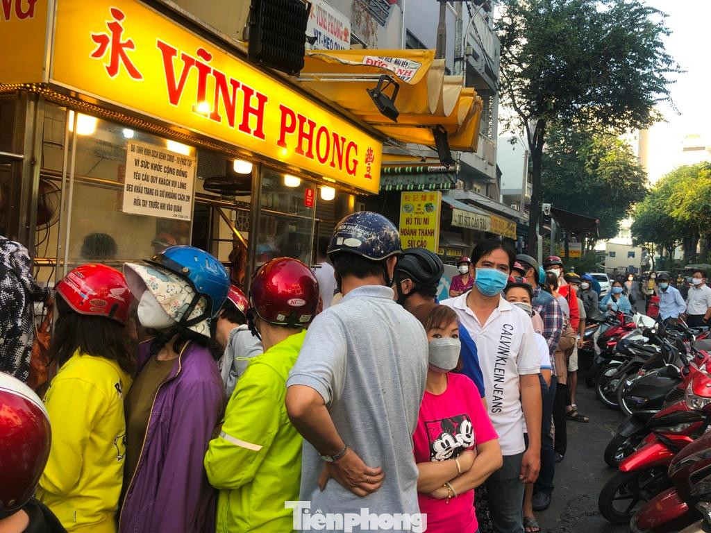 Sáng 10/2, ngày vía Thần Tài, nhiều cửa hàng heo - vịt quay tấp nập người xếp hàng chờ mua. "Mặc dù tôi đã đặt con heo quay từ ngày hôm trước nhưng chờ hơn 20 phút vẫn chưa có. Nhiều người còn xếp hàng từ 5-6 giờ sáng để kịp nhận heo, vịt cúng Thần Tài sớm để còn đi làm" - ông Bình (ngụ quận 10) cho biết. Sáng 10/2, ngày vía Thần Tài, nhiều cửa hàng heo - vịt quay tấp nập người xếp hàng chờ mua. "Mặc dù tôi đã đặt con heo quay từ ngày hôm trước nhưng chờ hơn 20 phút vẫn chưa có. Nhiều người còn xếp hàng từ 5-6 giờ sáng để kịp nhận heo, vịt cúng Thần Tài sớm để còn đi làm" - ông Bình (ngụ quận 10) cho biết.