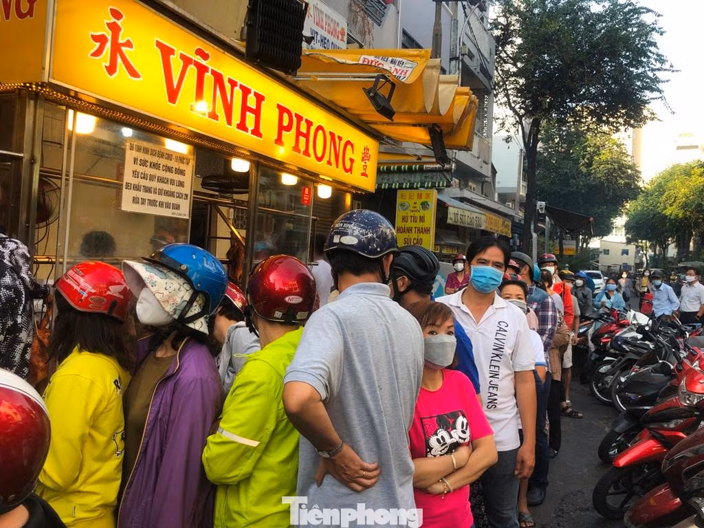 Sáng 10/2, ngày vía Thần Tài, nhiều cửa hàng heo - vịt quay tấp nập người xếp hàng chờ mua. "Mặc dù tôi đã đặt con heo quay từ ngày hôm trước nhưng chờ hơn 20 phút vẫn chưa có. Nhiều người còn xếp hàng từ 5-6 giờ sáng để kịp nhận heo, vịt cúng Thần Tài sớm để còn đi làm" - ông Bình (ngụ quận 10) cho biết.