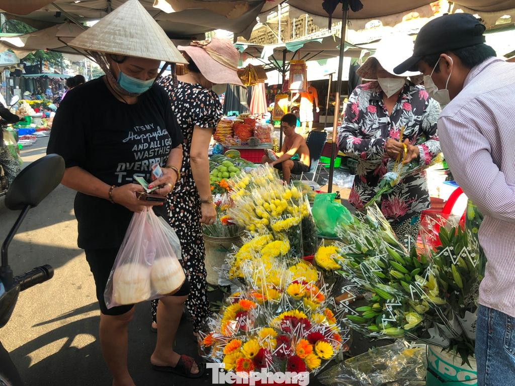 Hoa ly, hoa đồng tiền được nhiều khách chọn mua dù giá cao. Hoa ly, hoa đồng tiền được nhiều khách chọn mua dù giá cao.