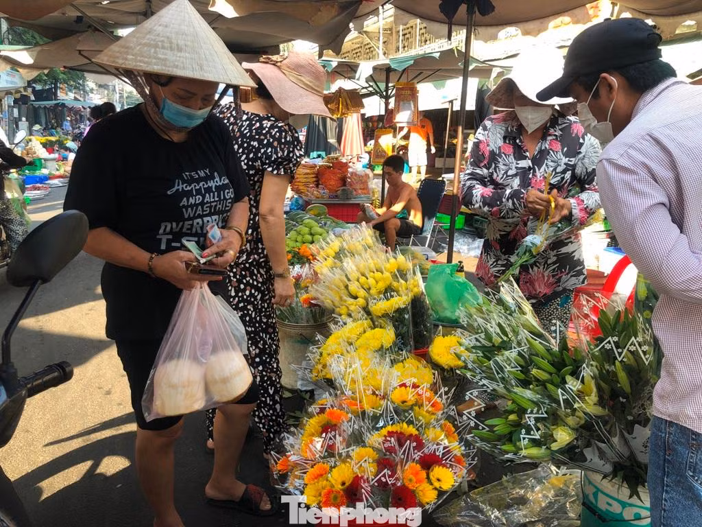 Hoa ly, hoa đồng tiền được nhiều khách chọn mua dù giá cao.