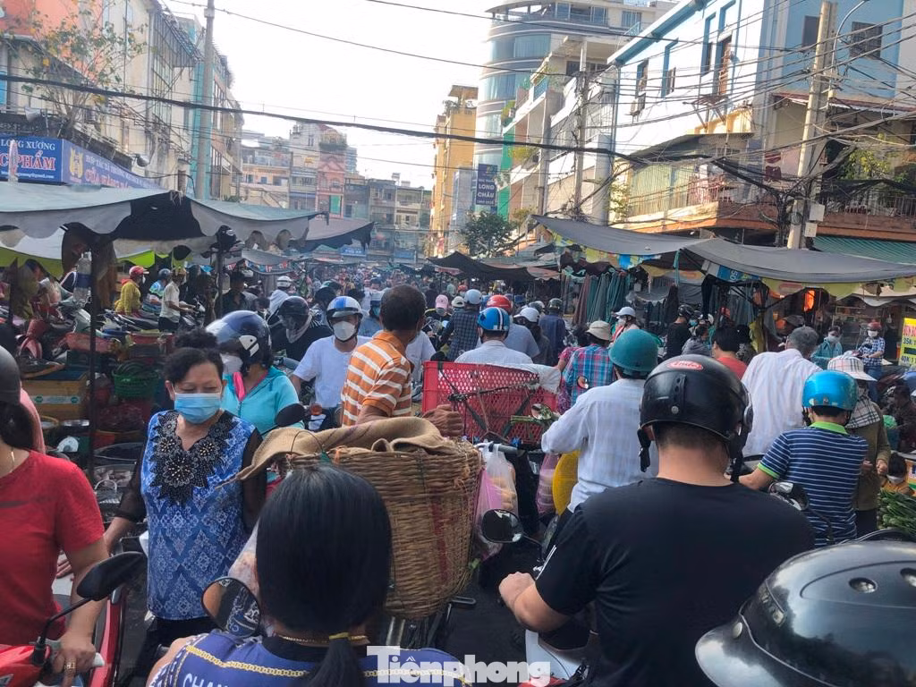 Các khu vực chợ truyền thống trong ngày Thần Tài đều tấp nập, đông đúc...