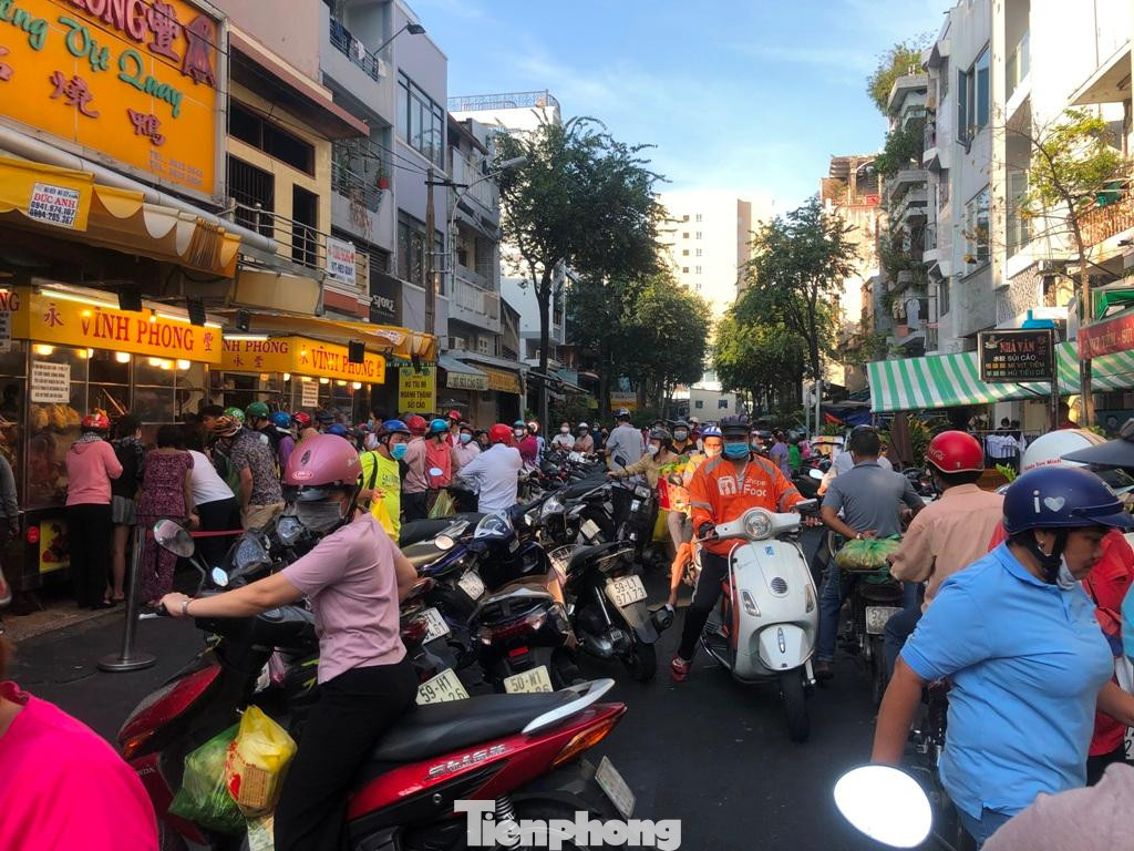 Càng về trưa, lượng khách hàng đến mua heo quay cúng ngày vía Thần Tài càng lúc càng đông. Một đoạn đường Bùi Hữu Nghĩa (quận 5) ùn tắc cục bộ. Càng về trưa, lượng khách hàng đến mua heo quay cúng ngày vía Thần Tài càng lúc càng đông. Một đoạn đường Bùi Hữu Nghĩa (quận 5) ùn tắc cục bộ.