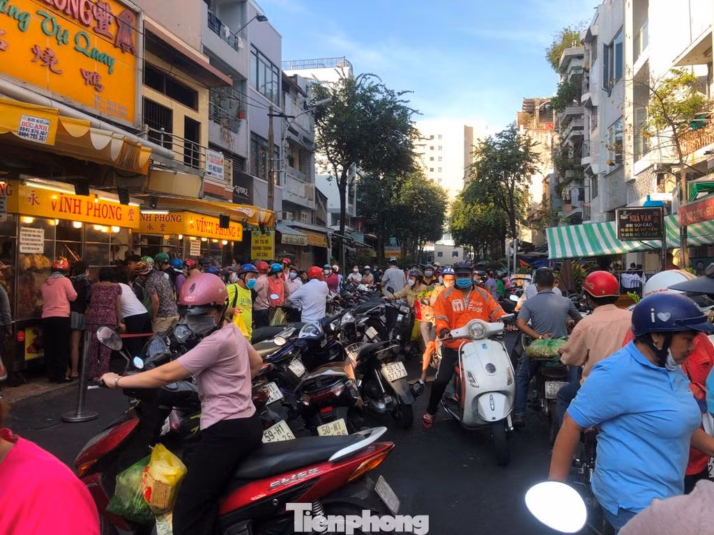 Càng về trưa, lượng khách hàng đến mua heo quay cúng ngày vía Thần Tài càng lúc càng đông. Một đoạn đường Bùi Hữu Nghĩa (quận 5) ùn tắc cục bộ.