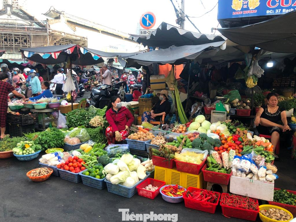 Rau củ tấp nập nhưng khách chỉ mua vừa đủ, vì nhiều người cho hay, giá rau củ trong siêu thị bình ổn hơn so với chợ. Rau củ tấp nập nhưng khách chỉ mua vừa đủ, vì nhiều người cho hay, giá rau củ trong siêu thị bình ổn hơn so với chợ.