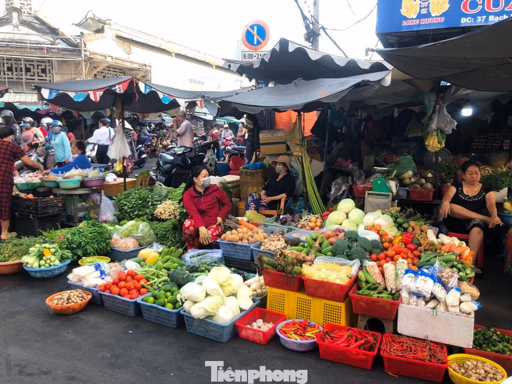 Rau củ tấp nập nhưng khách chỉ mua vừa đủ, vì nhiều người cho hay, giá rau củ trong siêu thị bình ổn hơn so với chợ.