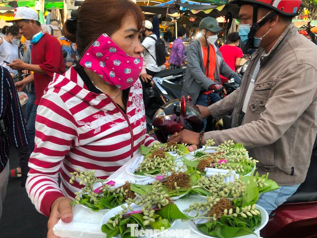 Một mâm trầu cau được têm sẵn bày biện đẹp mắt, có giá từ 10.000-20.000 đồng/đĩa. Một mâm trầu cau được têm sẵn bày biện đẹp mắt, có giá từ 10.000-20.000 đồng/đĩa.