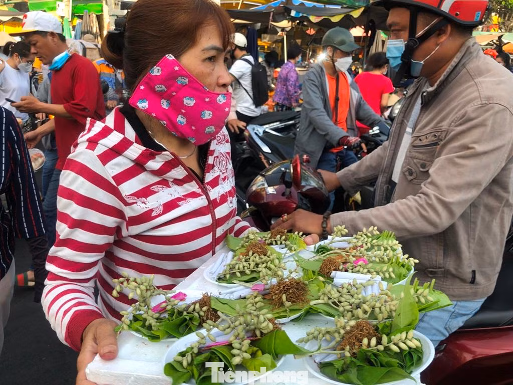 Một mâm trầu cau được têm sẵn bày biện đẹp mắt, có giá từ 10.000-20.000 đồng/đĩa.