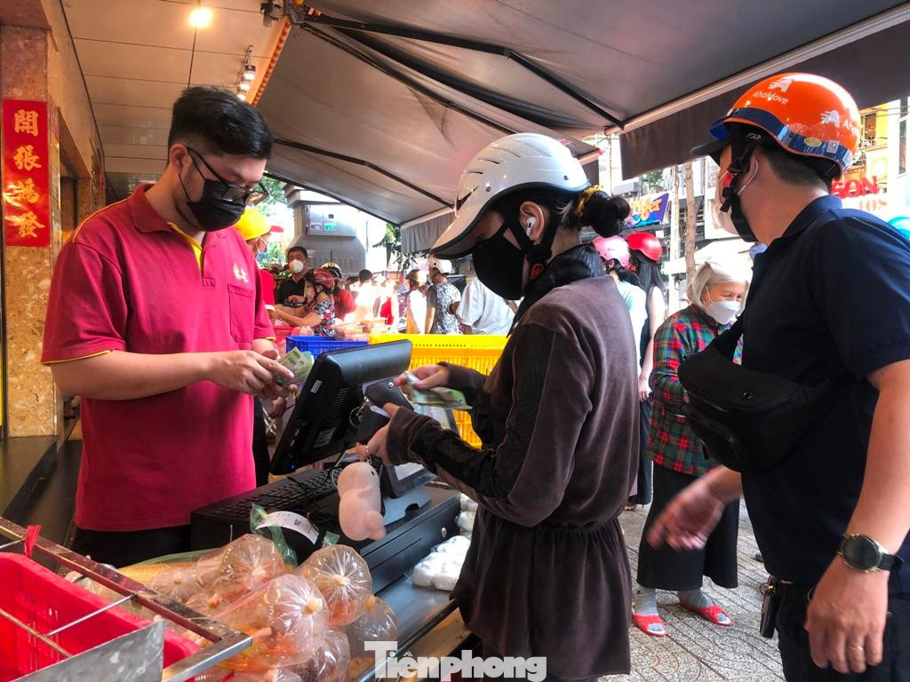Các tiệm heo, vịt quay nổi tiếng đều tấp nập khách trong ngày Thần Tài. Để được mua hàng, khách xếp hàng phải lấy số thứ tự rồi tiếp tục xếp hàng chờ gọi tên nhận món. Các tiệm heo, vịt quay nổi tiếng đều tấp nập khách trong ngày Thần Tài. Để được mua hàng, khách xếp hàng phải lấy số thứ tự rồi tiếp tục xếp hàng chờ gọi tên nhận món.