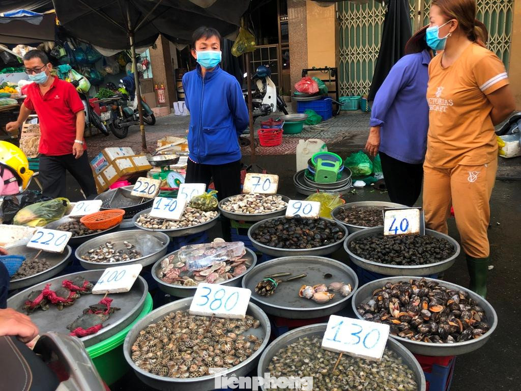 Thủy hải sản được kê bảng giá sẵn cho khách lựa chọn. "Mấy hôm nay, mặt hàng đồ biển tươi sống do nhiều ngư dân, nhà cung cấp vẫn chưa đánh bắt, thu hoạch trở lại sau Tết nên giá có hơn. Bình thường qua rằm (15 tháng Giêng), khi họ đi đánh bắt trở lại, thủy hải sản về nhiều thì giá sẽ ổn định hơn" - chị Nhi (tiểu thương kinh doanh thủy hải sản) cho hay. Thủy hải sản được kê bảng giá sẵn cho khách lựa chọn. "Mấy hôm nay, mặt hàng đồ biển tươi sống do nhiều ngư dân, nhà cung cấp vẫn chưa đánh bắt, thu hoạch trở lại sau Tết nên giá có hơn. Bình thường qua rằm (15 tháng Giêng), khi họ đi đánh bắt trở lại, thủy hải sản về nhiều thì giá sẽ ổn định hơn" - chị Nhi (tiểu thương kinh doanh thủy hải sản) cho hay.