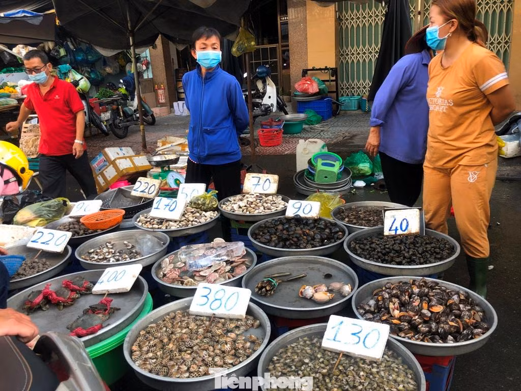 Thủy hải sản được kê bảng giá sẵn cho khách lựa chọn. "Mấy hôm nay, mặt hàng đồ biển tươi sống do nhiều ngư dân, nhà cung cấp vẫn chưa đánh bắt, thu hoạch trở lại sau Tết nên giá có hơn. Bình thường qua rằm (15 tháng Giêng), khi họ đi đánh bắt trở lại, thủy hải sản về nhiều thì giá sẽ ổn định hơn" - chị Nhi (tiểu thương kinh doanh thủy hải sản) cho hay.