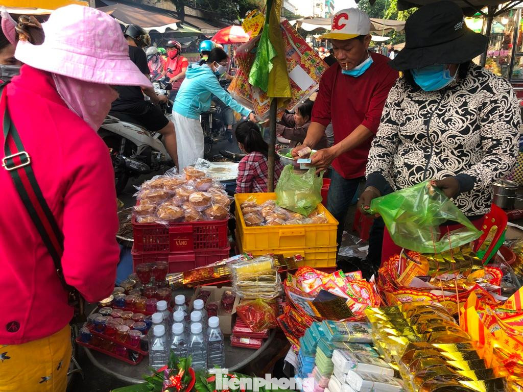 Trong khi đó, tại các chợ truyền thống như Hòa Bình (quận 5), Bà Chiểu (quận Bình Thạnh), chợ Thiếc (quận 11)... tiểu thương bày đủ các đồ cúng, tiền vàng mã, bánh trái phục vụ người dân. Trong khi đó, tại các chợ truyền thống như Hòa Bình (quận 5), Bà Chiểu (quận Bình Thạnh), chợ Thiếc (quận 11)... tiểu thương bày đủ các đồ cúng, tiền vàng mã, bánh trái phục vụ người dân.